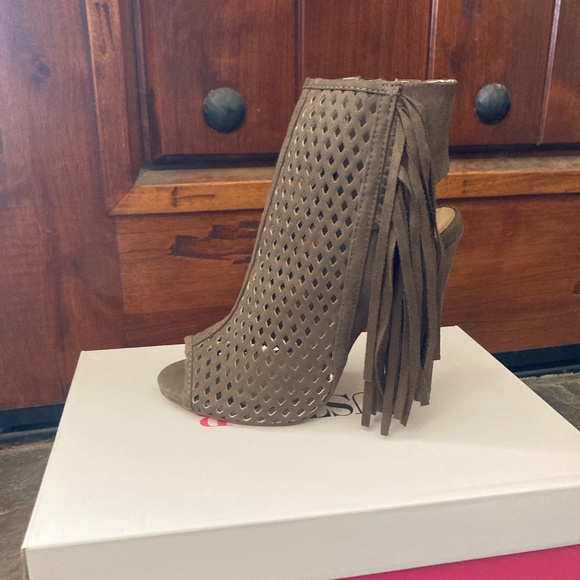 Stylish Taupe Heels 6.5 - Never Worn - Just Like New - Original Box - Picture 1 of 7
